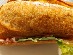 今日は食パンを...