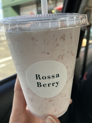 お店の前を通る...