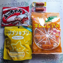 お菓子を買いに...
