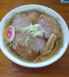 お店の前を通る...