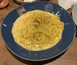 家族で夕食を食...