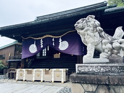 大きな鳥居をく...