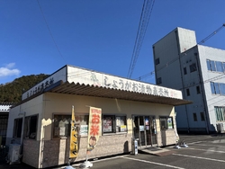 近くのカフェへ...