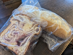 車で、前を通る...