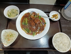ランチで豚角煮...
