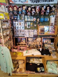 お店入口にはペ...