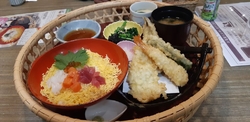 友達と夕食を食...