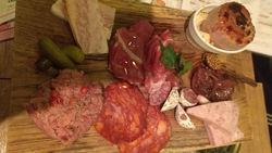 駅前のワイン居...