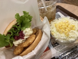 開放的な店内で...