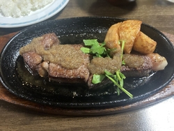小山でステーキ...