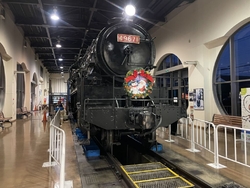 駅の隣にはSL...