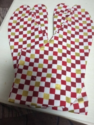 足のサイズを計...