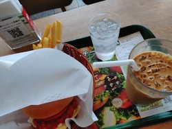 お昼時に来店。...