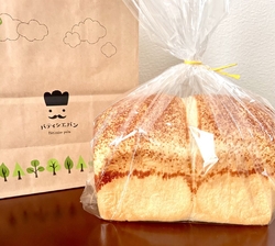 お店の前を通る...