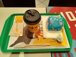 朝マックしに来...