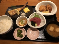 小山駅前の初市...