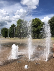 噴水広場で水遊...