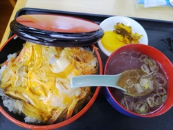 玉子丼・餃子を...