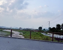 新鹿沼橋を、東...