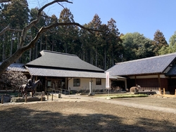 館内へ入った正...