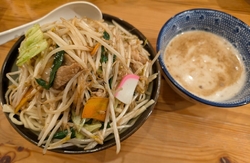 家族で夕食に食...