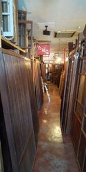 こちらの骨董屋...