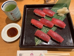 祝日の昼どきに...