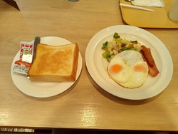 朝食を食べに行...
