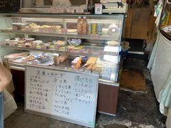 素朴な店構えの...