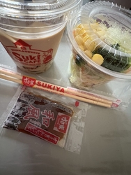 またサラダと飲...