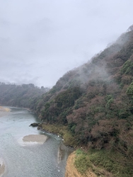 訪れた日は雨で...