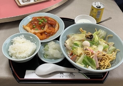 夕食を食べに行...