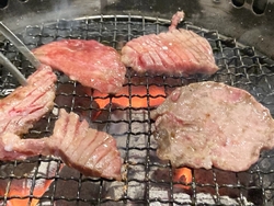 家族で夕飯を食...