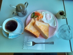 朝食を食べにお...