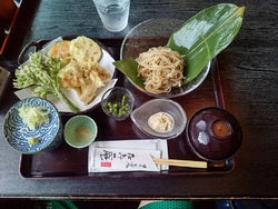 お昼を食べに行...