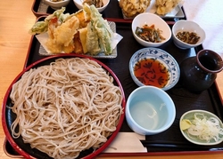 お昼時数組待ち...