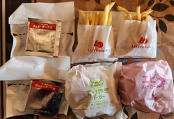 近くで昼食をい...