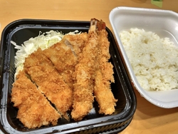 カツ丼弁当と海...