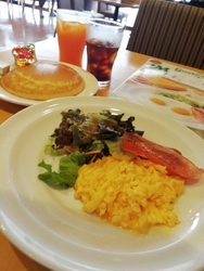 朝食を食べに行...