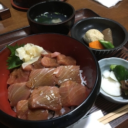 中トロ漬け丼で...