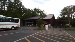 広い無料の駐車...
