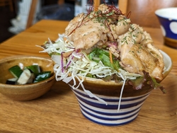 お店の周りは田...