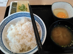遅い朝食を食べ...