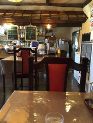 靴を脱いでの店...