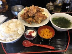お店は出入口以...