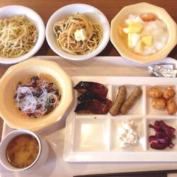 朝食バイキング...