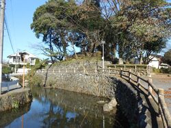 住宅街の中にひ...