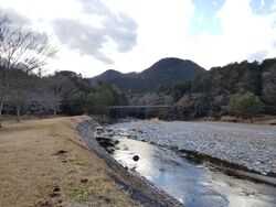 河川敷を歩きな...
