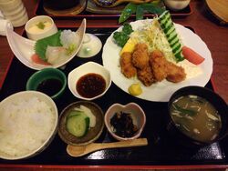 夕食をとるため...