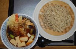 濃い朝霧に包ま...